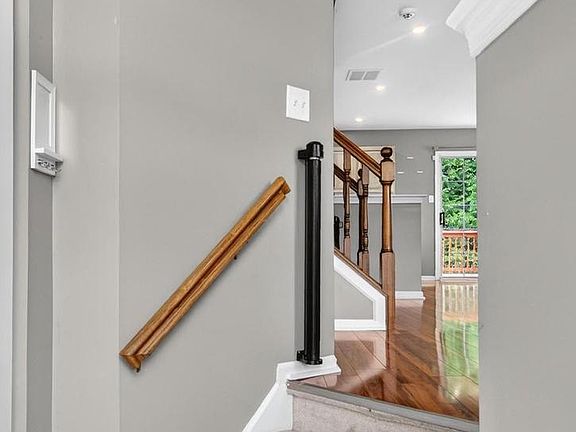 3rd image of 165 Versailles Ct