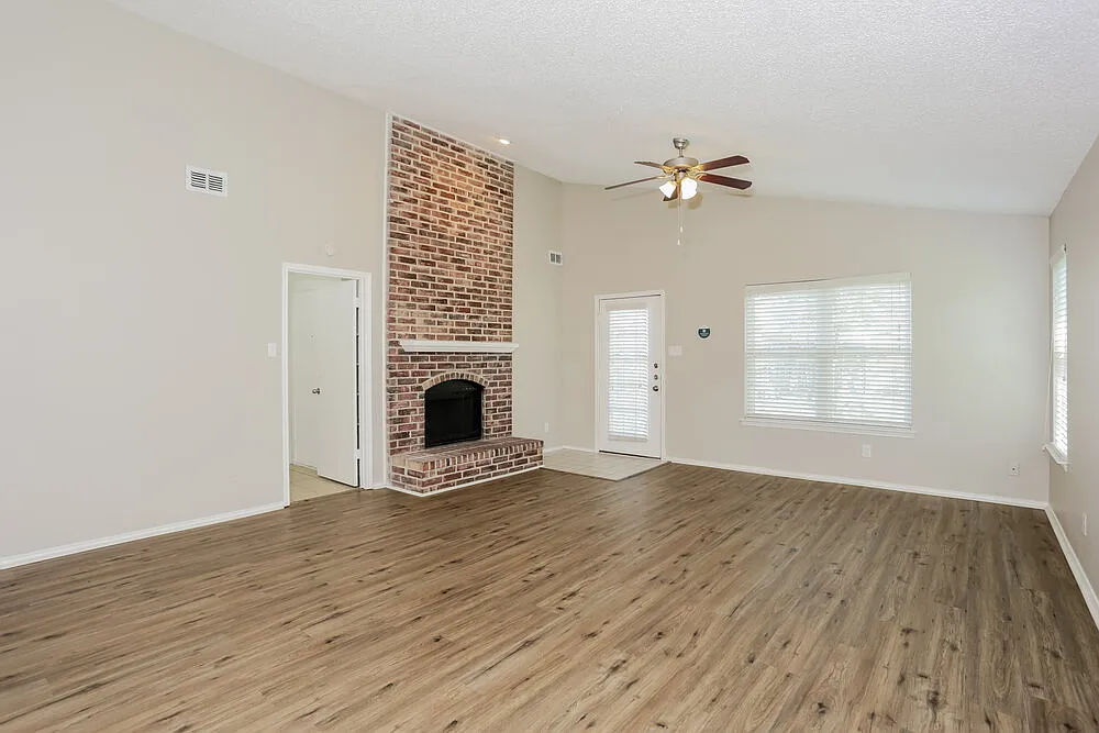 3 bed, 2.0 bath, 1387 sqft, $2,350 — Photo 3