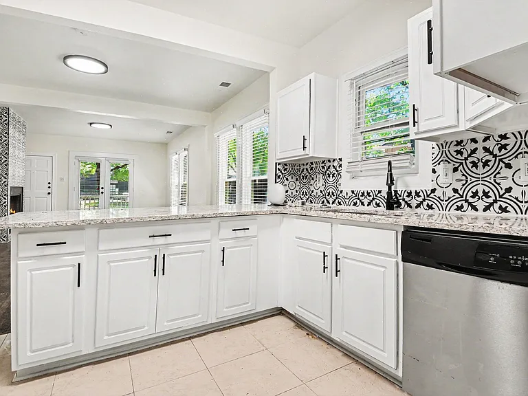 915 Annex Ave — Photo 15