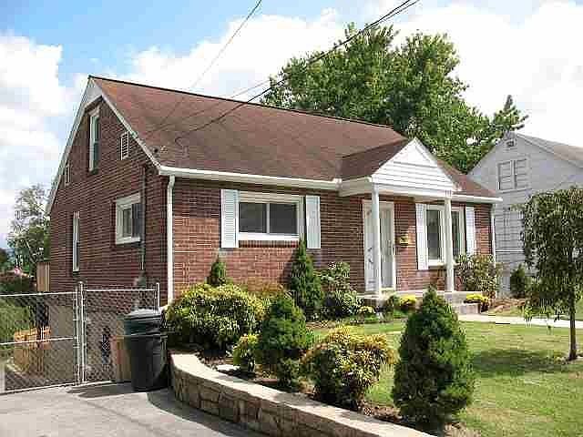 1st image of 438 Woodlawn Ave
