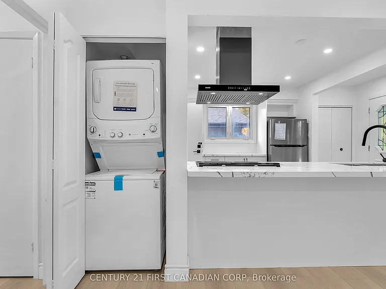48 Toulon Cres #UPPER — Photo 11