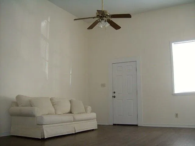 2 bed, 1.0 bath, 900 sqft, $1,250 — Photo 2