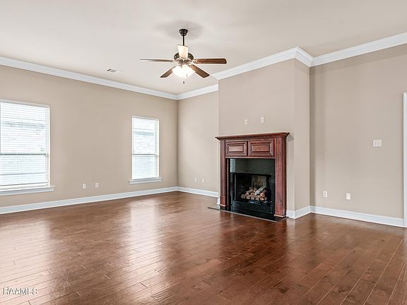 4th image of 233 Rosemary Pl