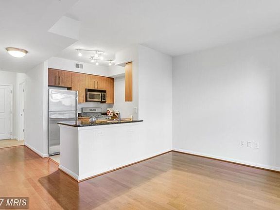 3rd image of 1021 N Garfield St APT 223