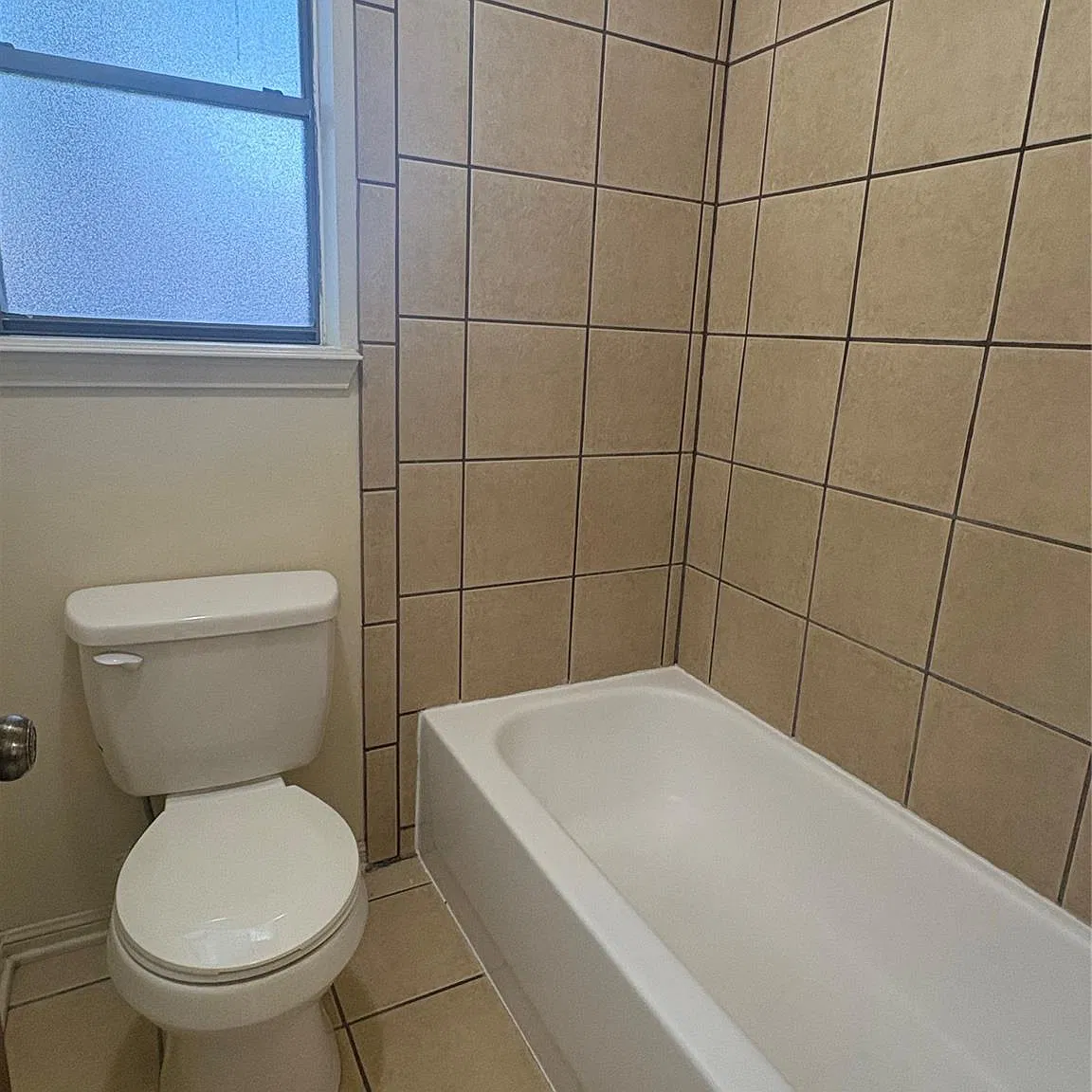 3 bed, 2.0 bath, 1566 sqft, $2,000 — Photo 3