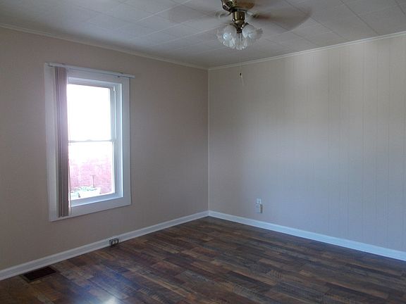 5th image of 107 Poplar St