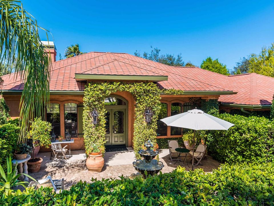 202 Heritage Ct Courtyard Entry