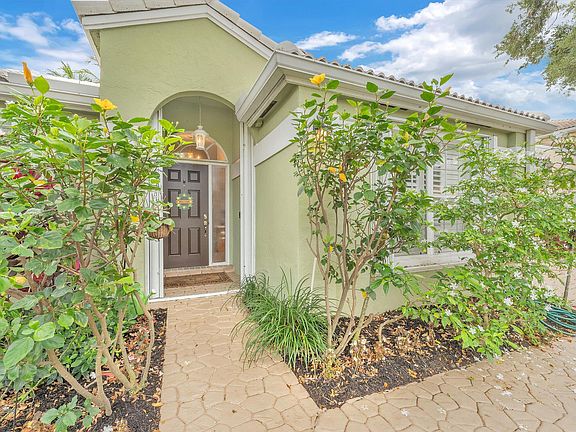 2nd image of 1097 Roble Way