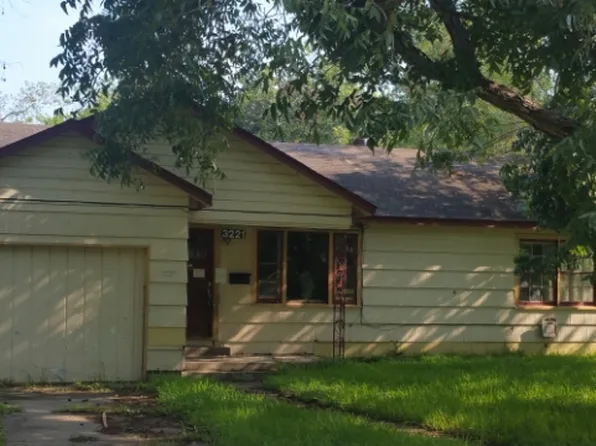 3221 12th St, Bay City, TX 77414