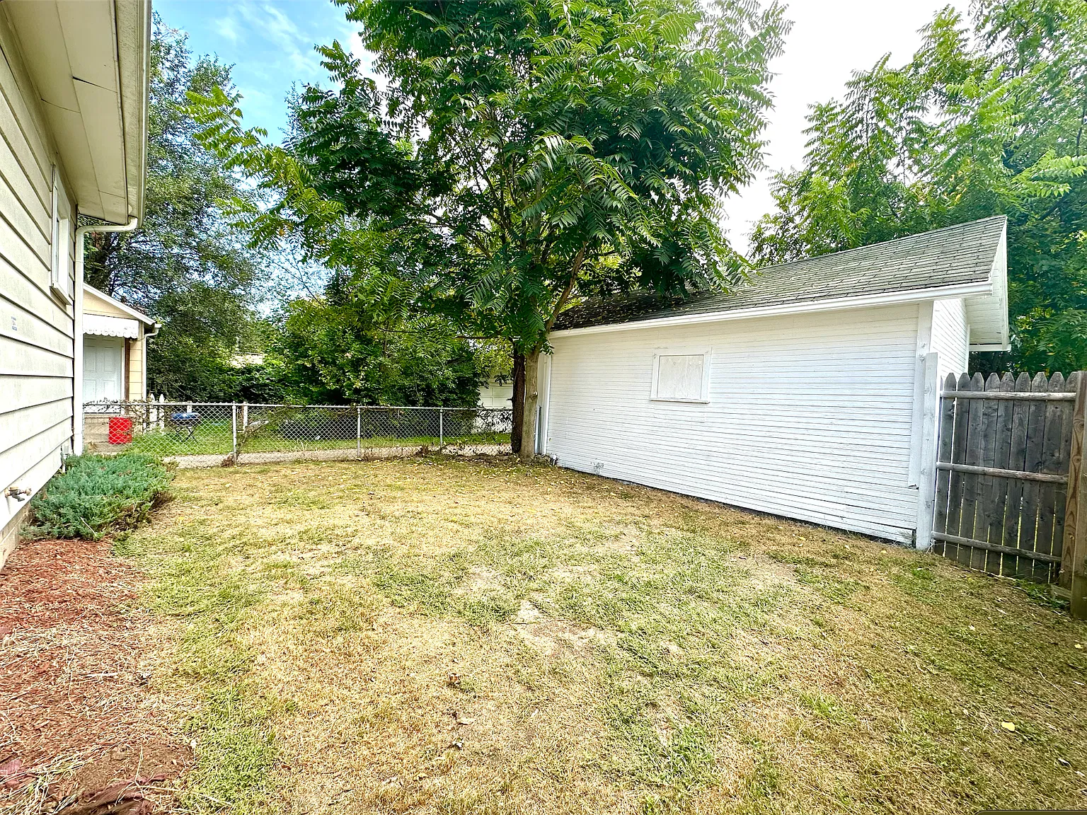 2 bed, 1.5 bath, 1116 sqft, $1,100 — Photo 2