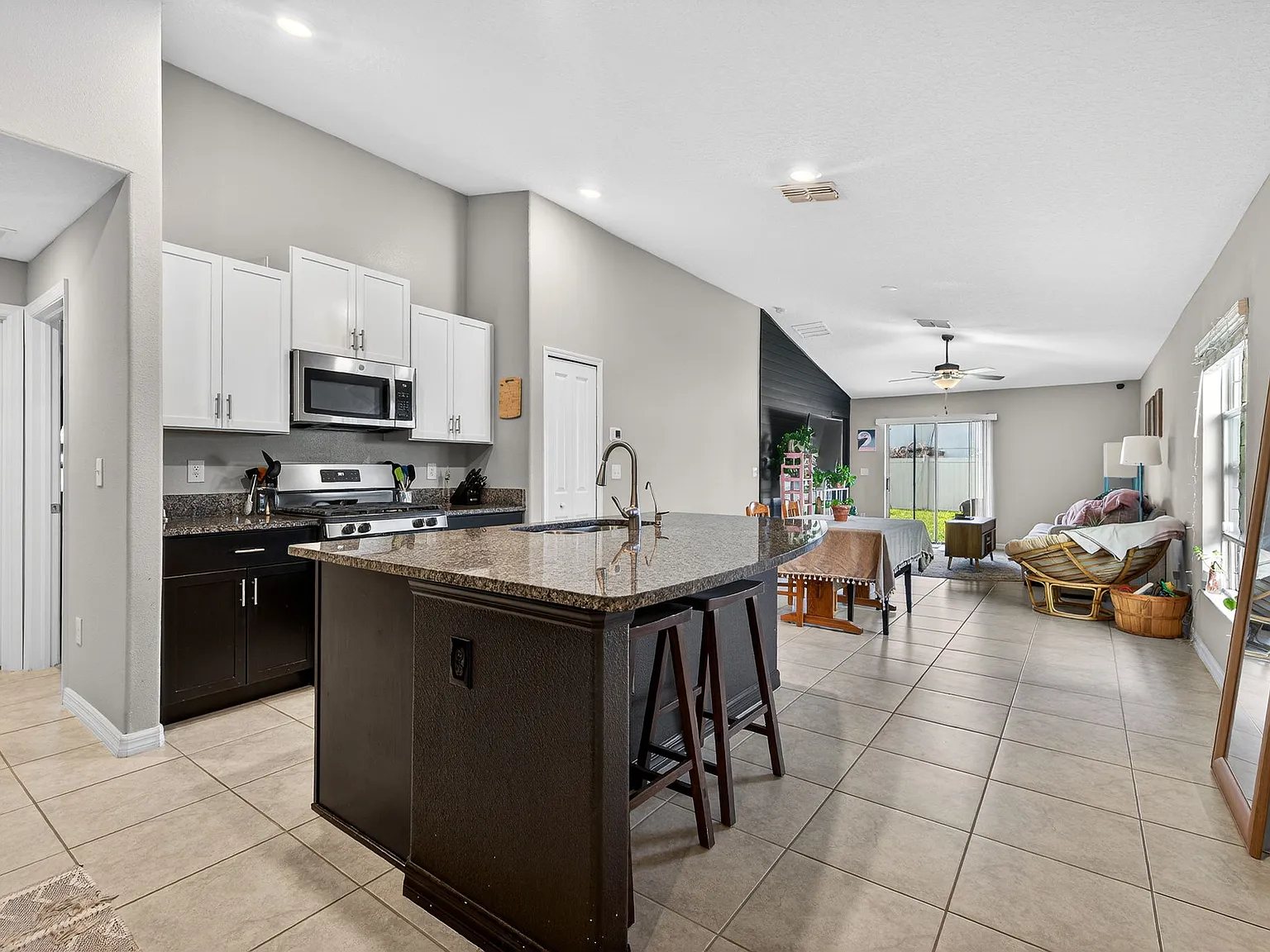 3 bed, 1451 sqft, $2,350 — Photo 3