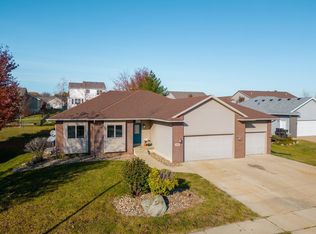1803 Meadow View Cir, Cedar Falls, IA 50613