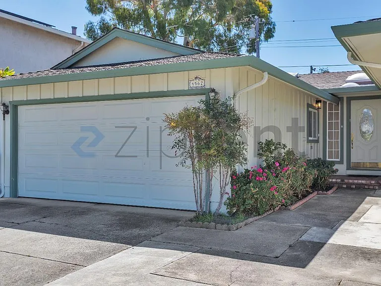 4562 Angeles Ave — Photo 2