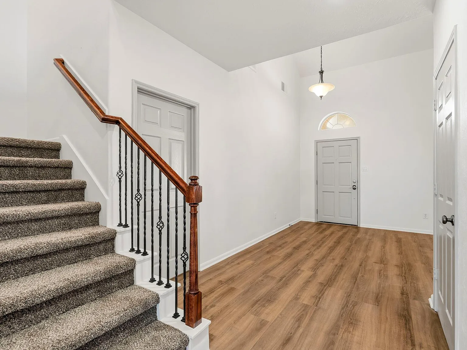 4 bed, 2.5 bath, 2470 sqft, $2,400 — Photo 3