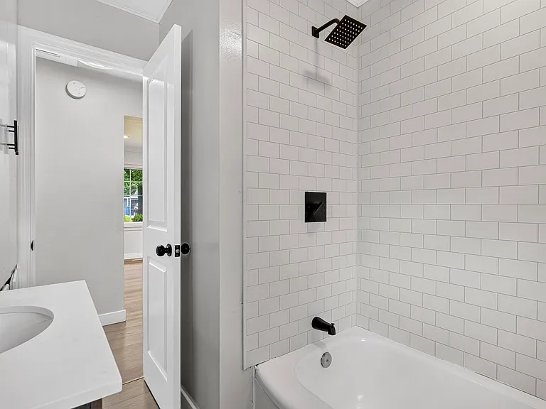 2844 Westlawn St — Photo 18