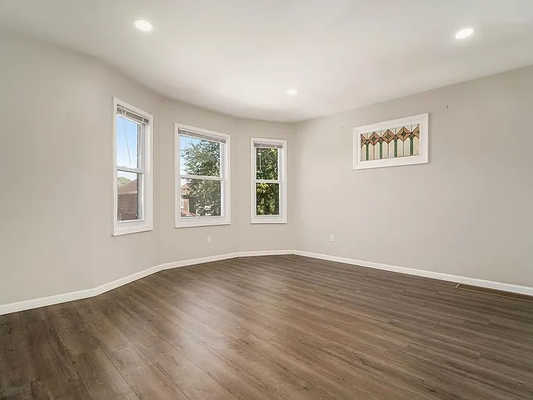 1045 Casgrain St — Photo 11