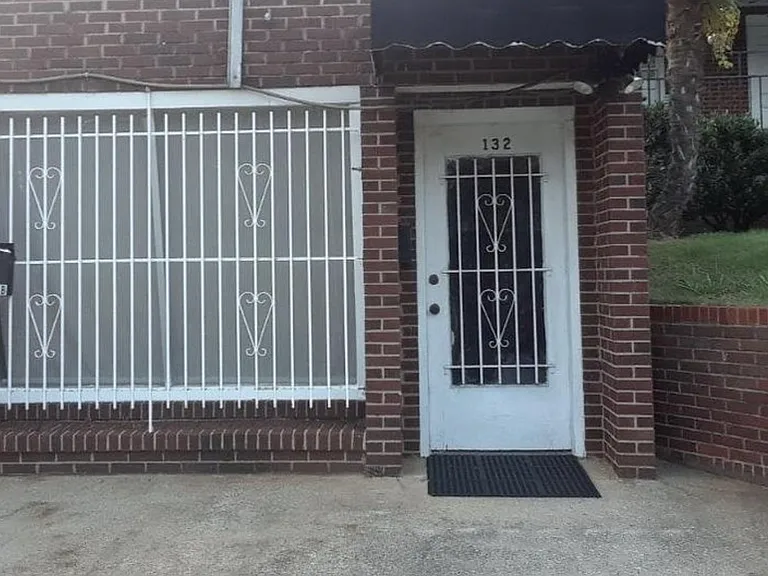 132 College St — Photo 4