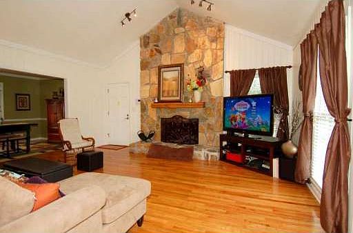 3rd image of 350 Autumn Ln SE