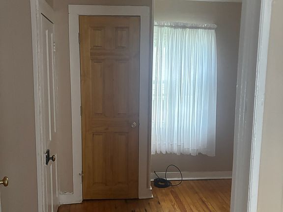 4th image of 210 Russell St