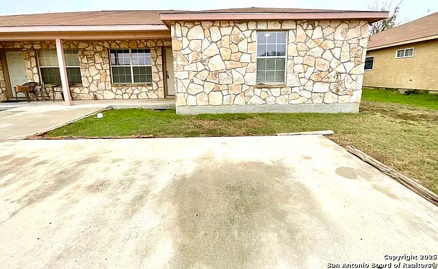 3 bed, 2.0 bath, 1350 sqft, $1,099 — Photo 1