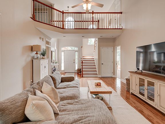 4th image of 1805 Shady Hollow Ln