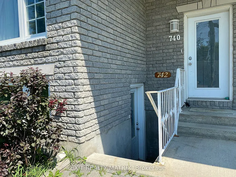 742 Laval St — Photo 2