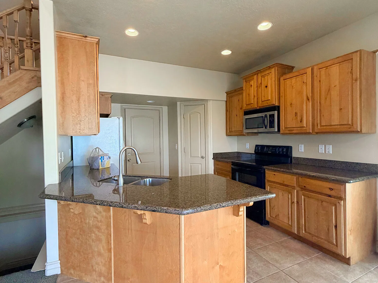 5 bed, 3260 sqft, $3,100 — Photo 4