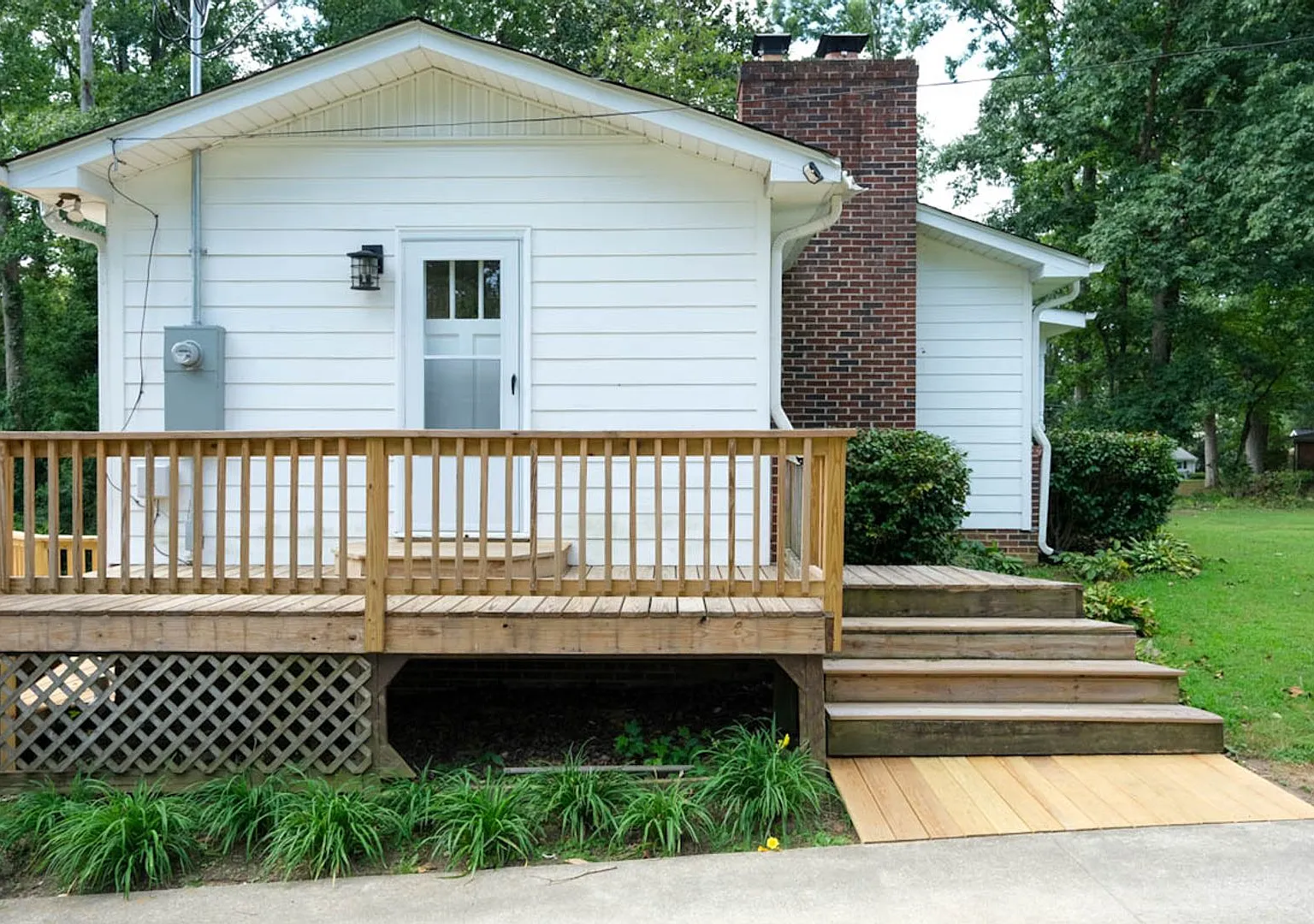 3 Bedroom, 2 Bath house with fenced yard! — Photo 3