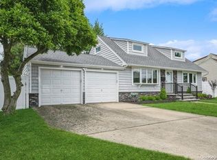 14 Smith St, Hicksville, NY 11801