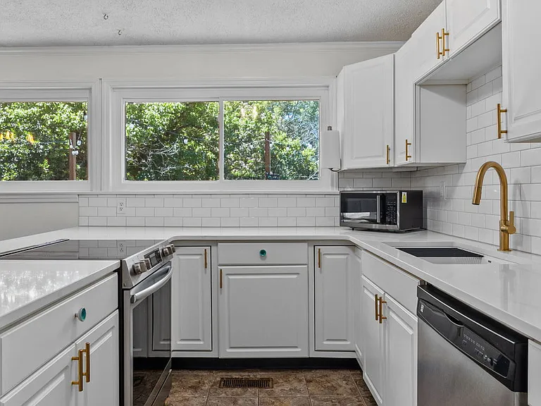 969 Henderson Ave — Photo 23