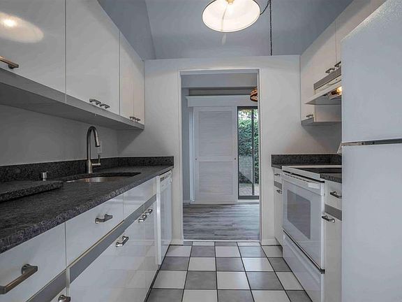 5th image of 95 Southgate Cir