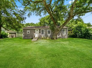 915 S Shanks St, Clute, TX 77531