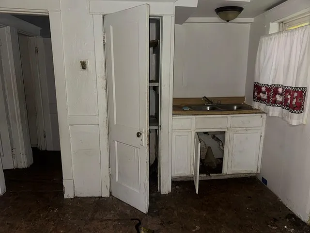 3738 Sylvan Pl — Photo 8