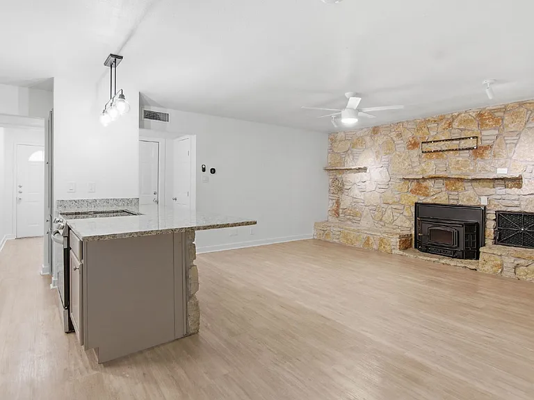 809 James St — Photo 10