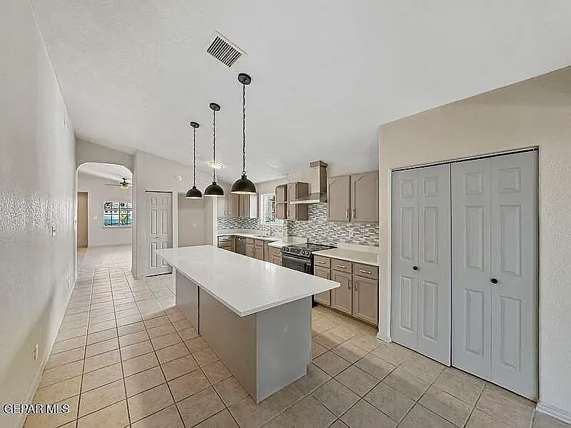 4 bed, 2042 sqft, $2,100 — Photo 4