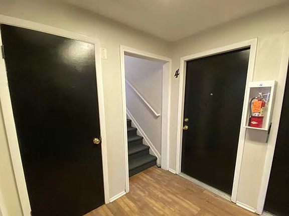 2nd image of 927 W Shiawassee St #5