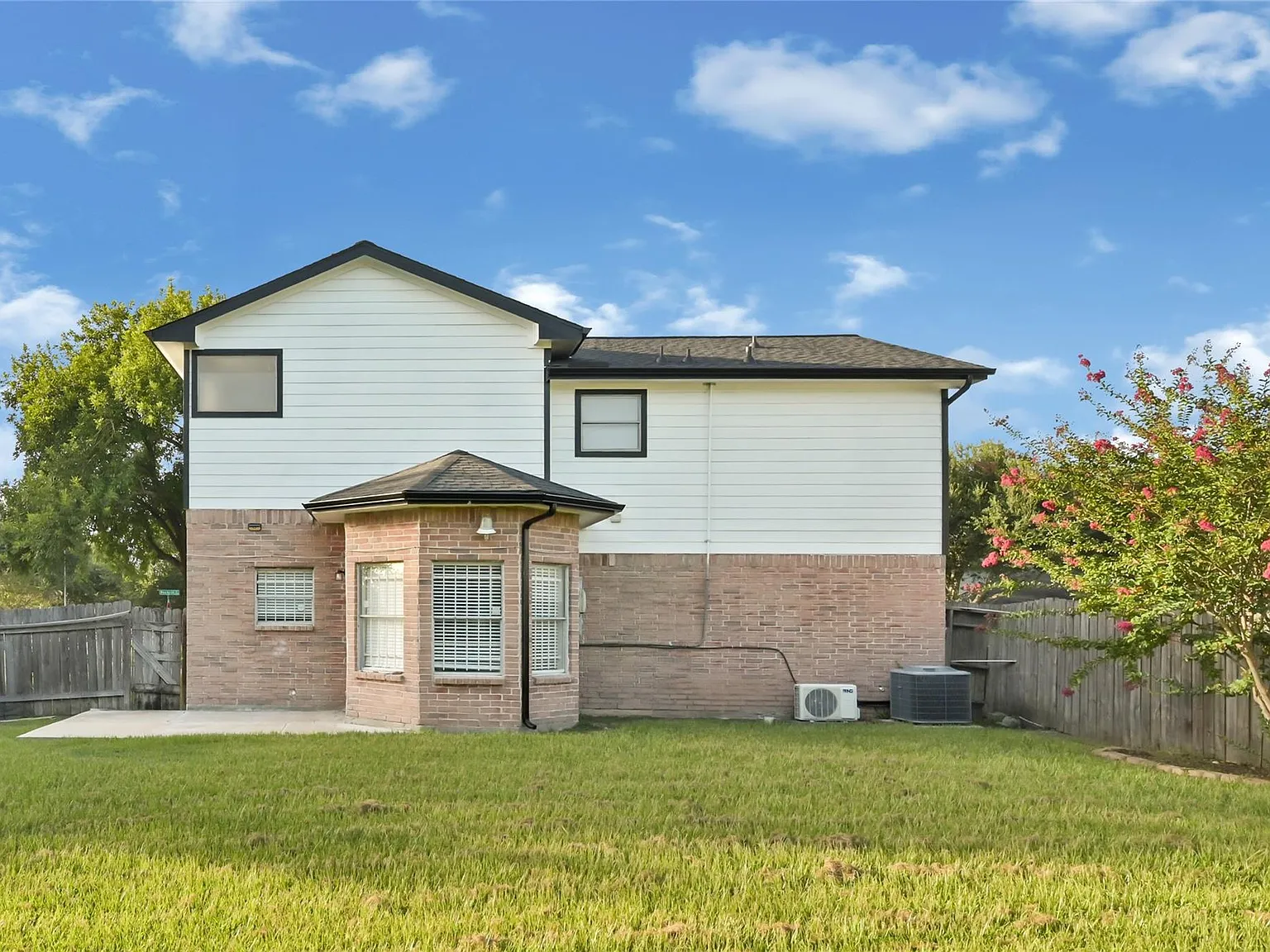 4 bed, 2.5 bath, 1739 sqft, $1,900 — Photo 3