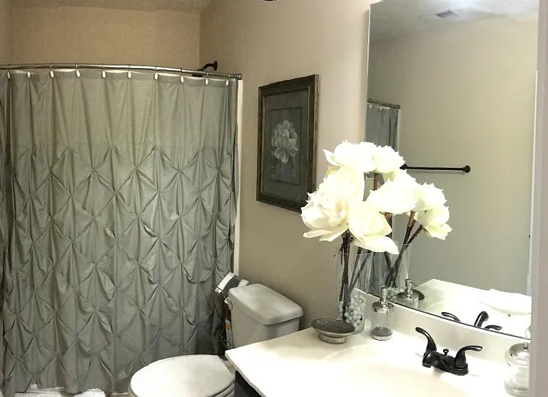 Upstairs guest bath