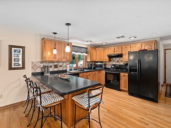 5th image of 40 Jordan Dr