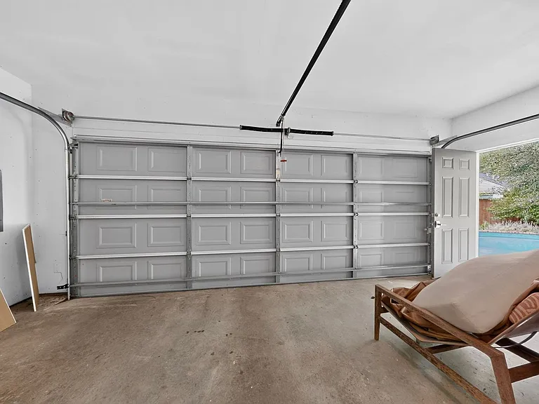 2323 Barberry Dr — Photo 35