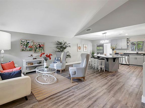 5th image of 16133 Ravendale Dr