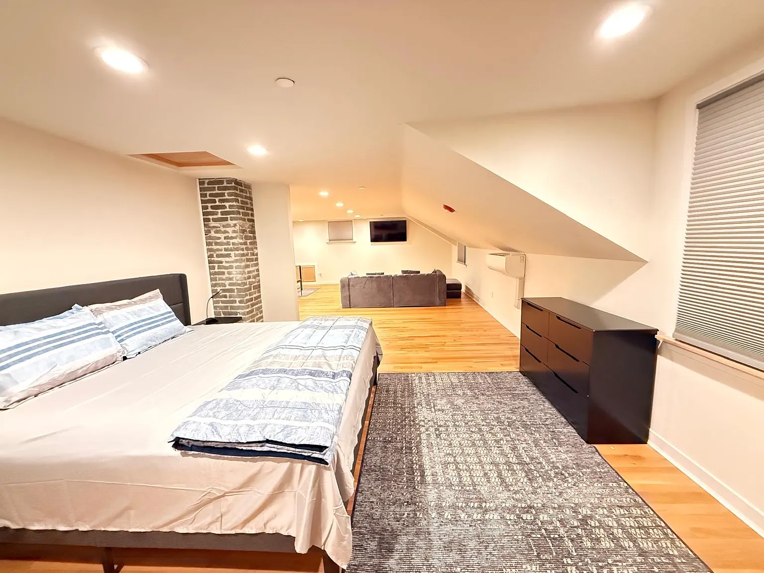 Studio, 890 sqft, $2,045 — Photo 4
