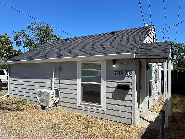 709.5 W Jackson St — Photo 1
