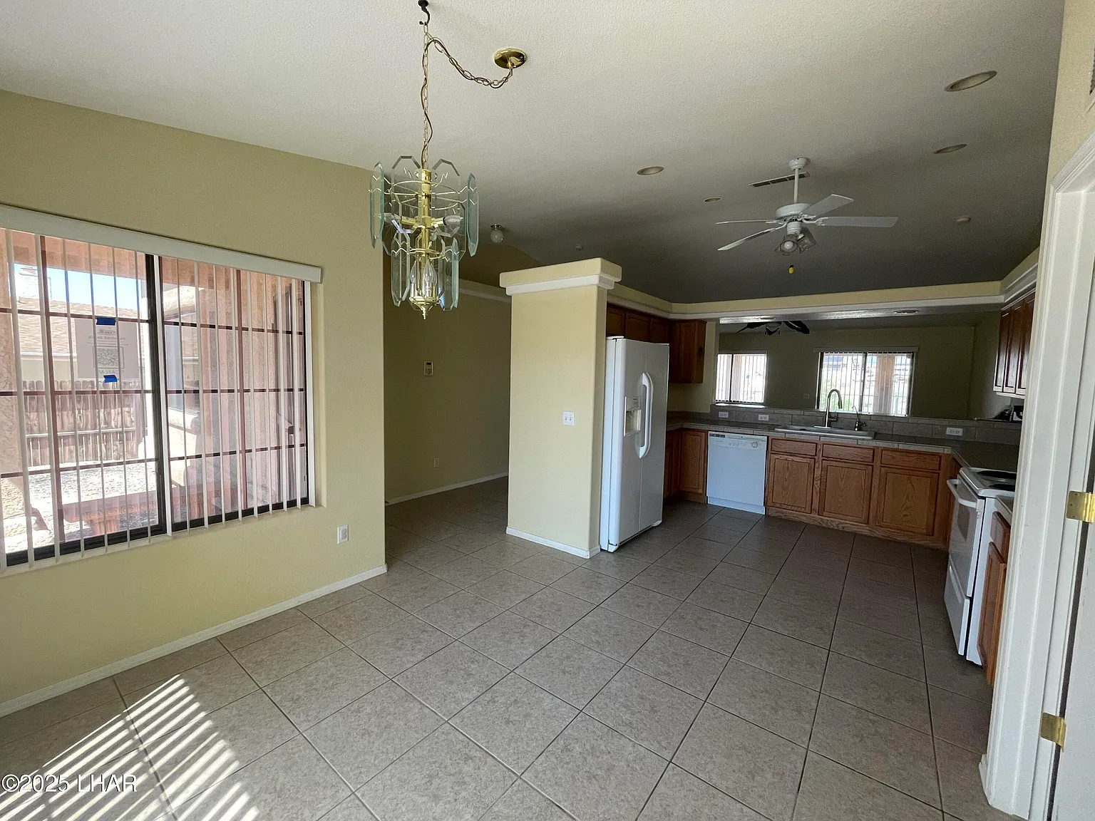 3 bed, 2.0 bath, 1421 sqft, $2,000 — Photo 4