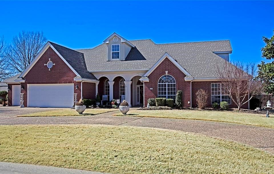 Welcome Home!  Wonderful corner lot, in great subdivision, circular drive, everything you have wished for!
