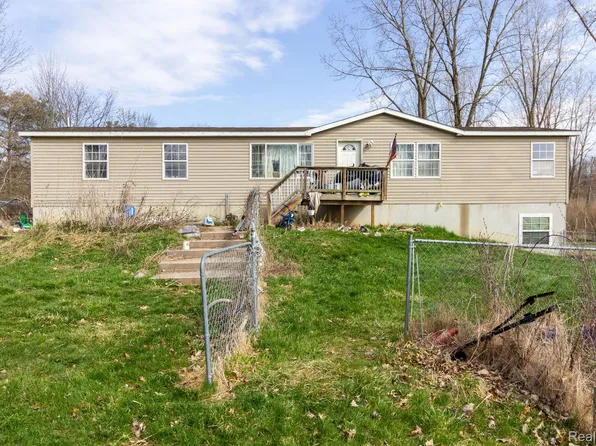 6463 Center Rd, Fenton, MI 48430