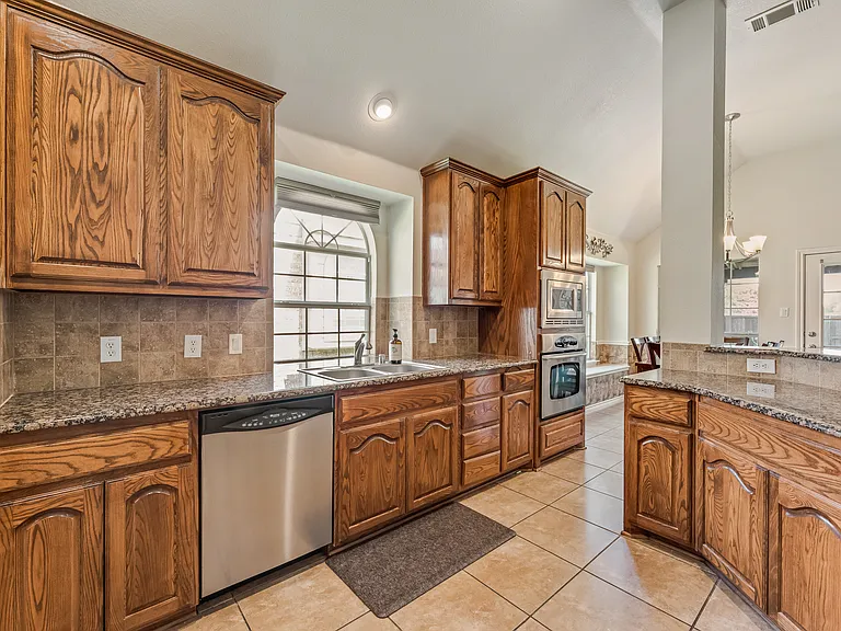1706 Humbolt Dr — Photo 3
