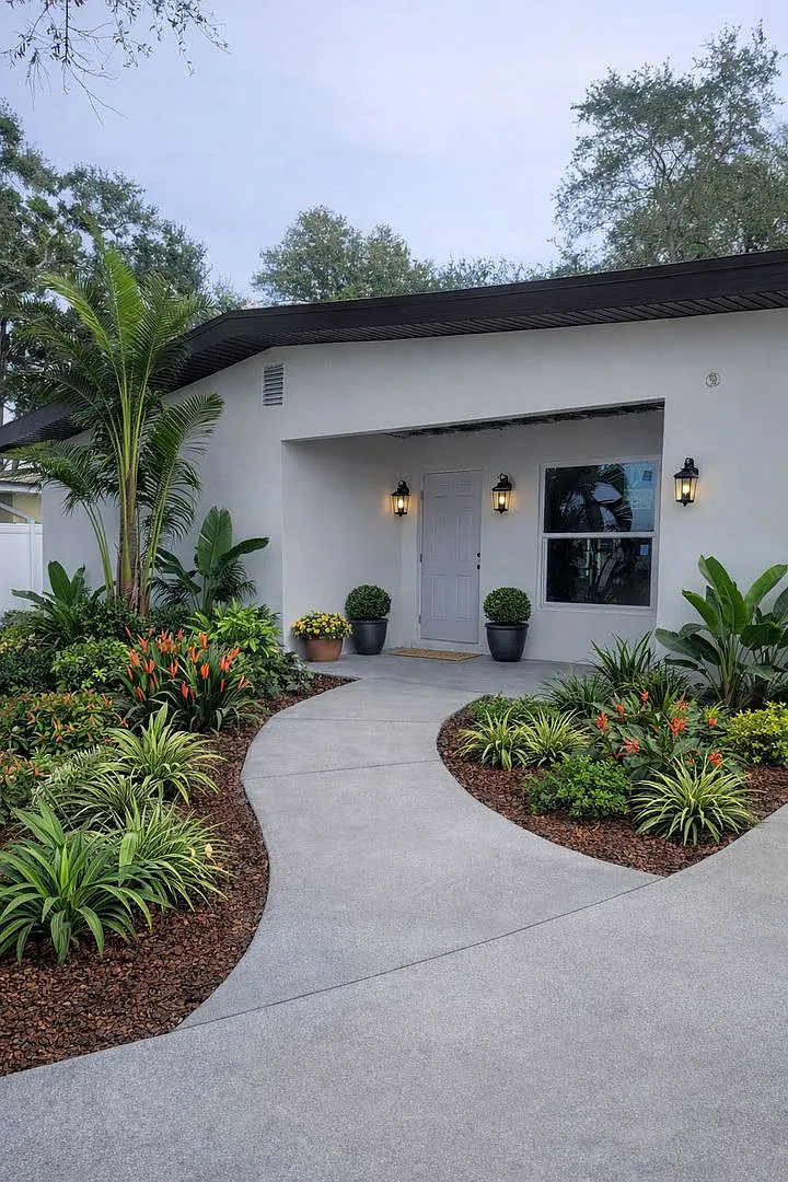 Charming 2 Bedroom, 2 Bathroom Dunedin Triplex Prime Location! Coming Soon — Photo 1