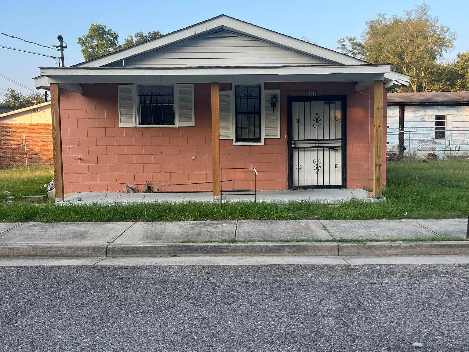 1037 10th Ave — Photo 1