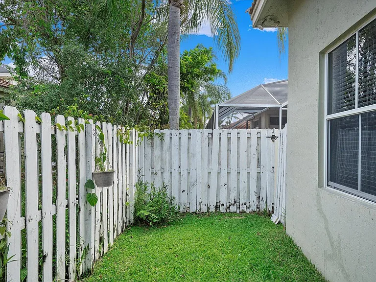 970 Greenwood Rd — Photo 46